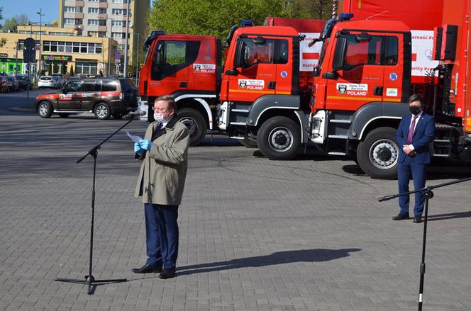 Polscy strażacy wywożą maseczki na wschód