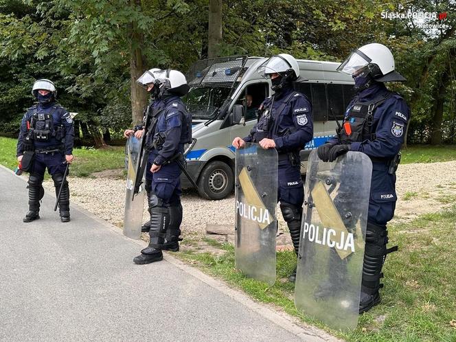 Policja zabezpiecza mecz GKS Katowice - Radomiak Radom