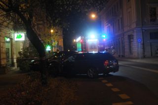 Lublin. Pijany staranował zaparkowane pojazdy na ul. Chopina. Gonili go świadkowie [ZDJĘCIA]