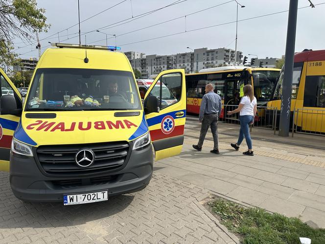 Czołowe zderzenie autobusu miejskiego z tramwajem. Kierowca zasłabł za kierownicą