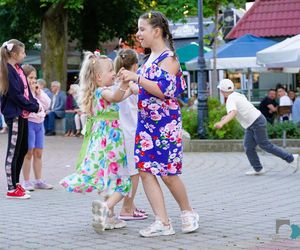 Potańcówka na świeżym powietrzu. Tańce w parku przyciągnęły sporo iławian i turystów