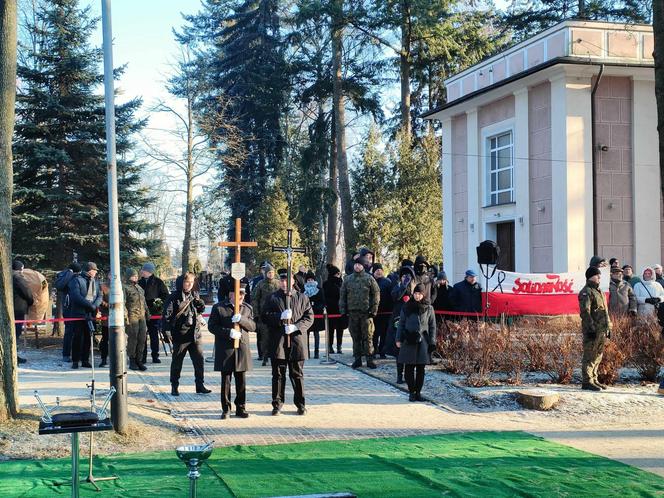 Uroczystości pogrzebowe Iwony Śledzińskiej-Katarasińskiej na Dołach. Wzięło w nich udział wiele osób [ZDĘCIA]