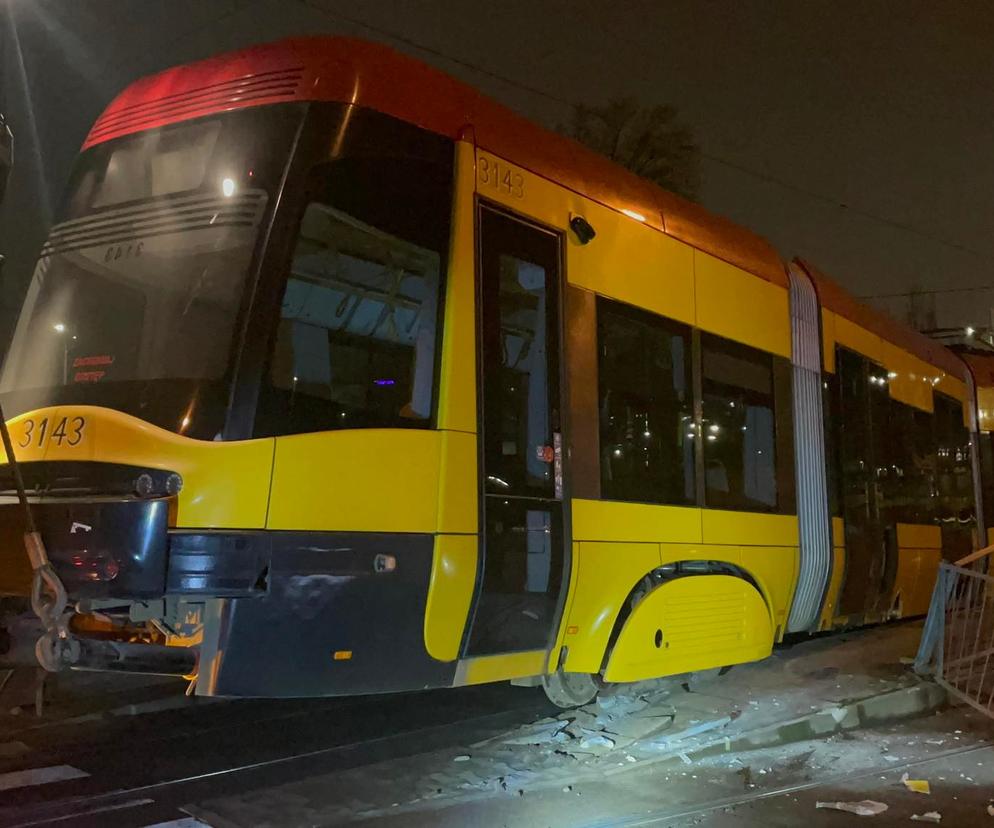 Wykolejenie tramwaju w Warszawie. Pojazd wjechał na przystanek i skasował barierki