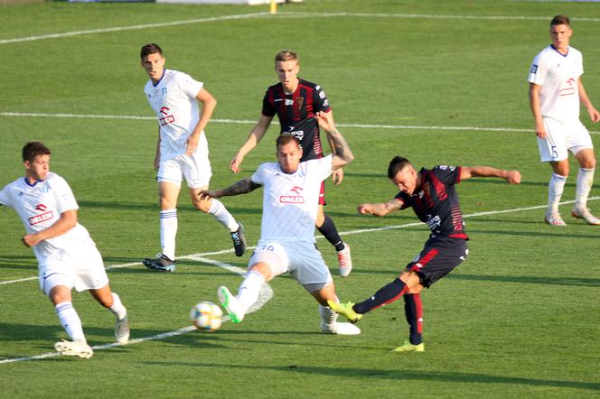 Pogoń przegrała ostatni domowy mecz z Wisłą Płock (1:2). Jedynego gola strzelił Srdjan Spiridonović.