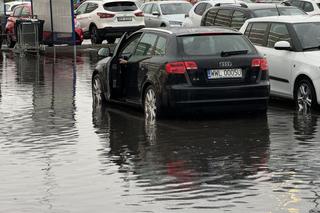 Potężna nawałnica nad Warszawą. Strażacy w akcji, zalane ulice i problemy na lotnisku