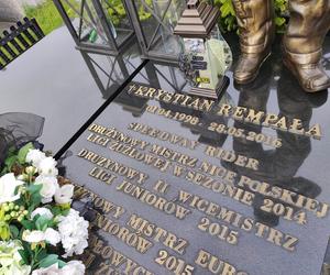 Tragiczna śmierć 18-letniego  żużlowca wstrząsnęła całą Polską. Tak wygląda teraz grób Krystiana Rempały