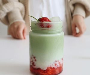 Nie tylko matcha latte. Podpowiadamy, jak jeszcze wykorzystać tę herbatę w kuchni