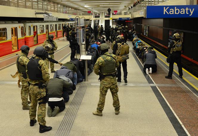 Ćwiczenia SOP w stołecznym metrze