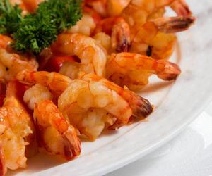 Krewetki w maślanej kąpieli z czosnkiem? To prosty przepis, który podbija serca i podniebienia