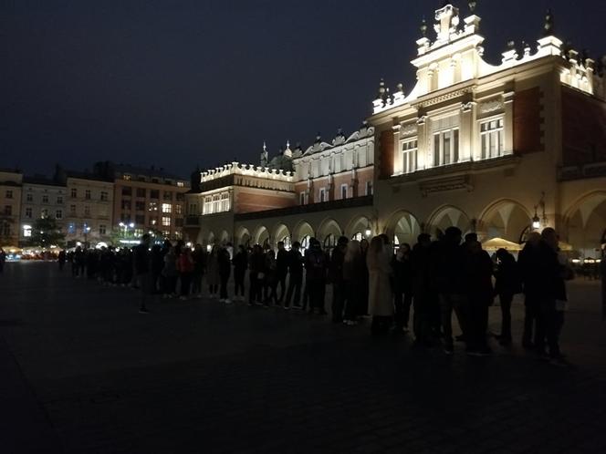 Za czym kolejka ta stoi? Tłumy krakowian na Nocy Muzeów 2023!