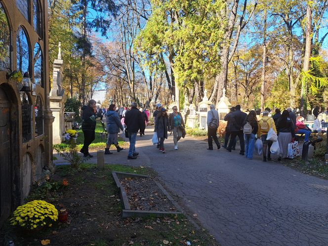 Tłumy na cmentarzu Rakowickim na Wszystkich Świętych 2024