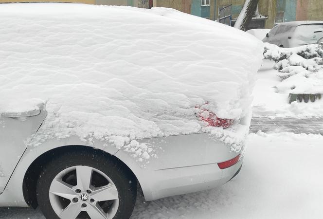 Białystok. Kwietniowy atak zimy. Osiedle pod śniegiem