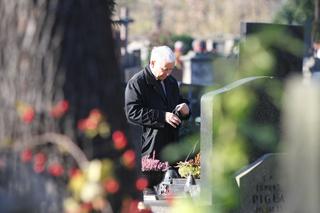 Jarosław Kaczyński odwiedził groby bliskich w Święto Zmarłych
