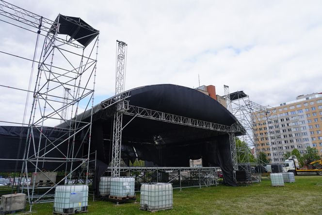 Miasteczko juwenaliowe w budowie