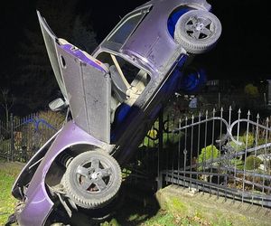 Wypadek w Ogorzelcu. Samochód stanął niemal pionowo