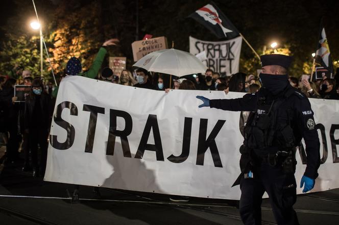 Wielki Strajk Kobiet w Krakowie. Mężczyzna wyciągnął BROŃ do protestujących! [WIDEO]
