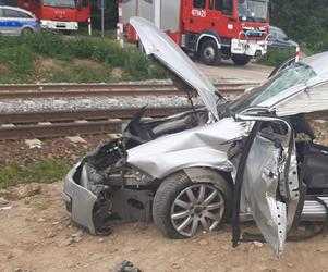 Makabryczny wypadek pod Sandomierzem! Pociąg zmiażdżył volkswagena z 54-latkiem w środku [ZDJĘCIA]