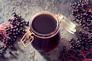 CZARNY BEZ na PRZEZIĘBIENIE: herbata i sok z czarnego bzu