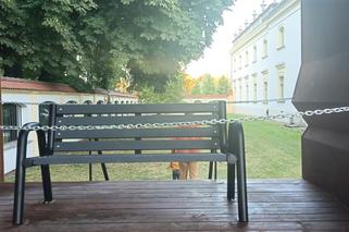 Polska ławeczka stanęła przy Pałacu Branickich i wzbudziła ogromne kontrowersje [ZDJĘCIA]