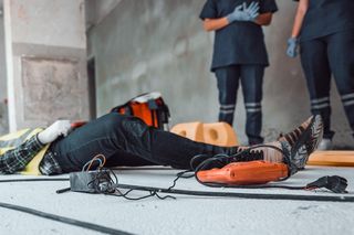 Dramat na Bydgoskim Przedmieściu. Prąd poraził mężczyznę. Tragiczny finał