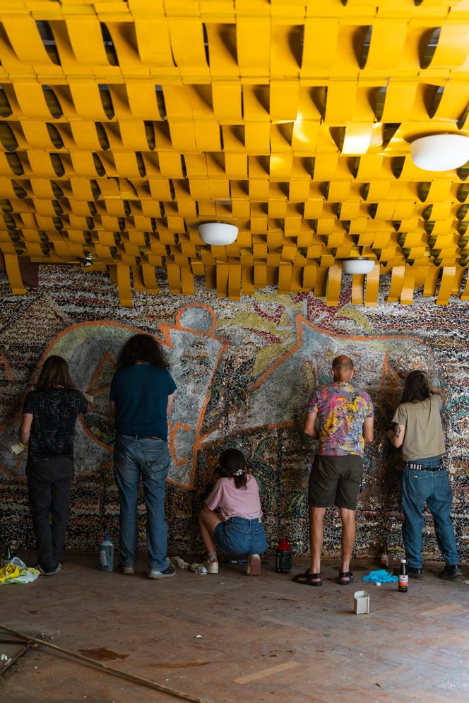 Czyszczenie mozaiki w Kiekrzu z bazgrołów