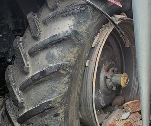 Traktor uderzył w auto i wjechał w budynki! Groźny wypadek pod Grudziądzem [ZDJĘCIA]
