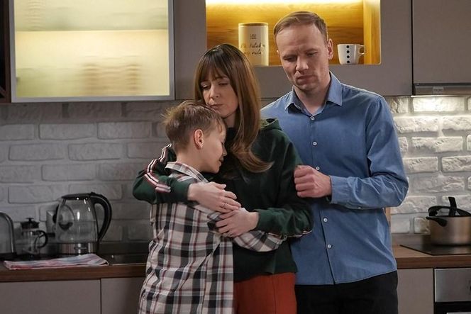 Pierwsza miłość, odcinek 3645: Kinga (Aleksandra Zienkiewicz), Janek (Maciej Mikołajczyk), Maciek (Yan Polovnikov)