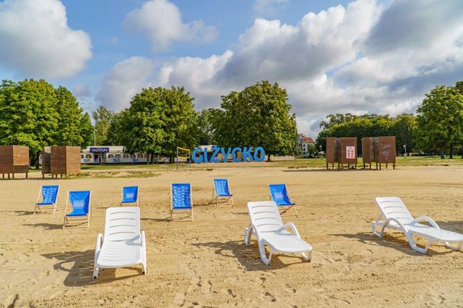 Darmowe leżaki i hamaki na plaży miejskiej w Giżycku. Zobacz zdjęcia