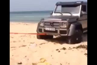 Ale obciach! Mercedes G63 AMG z napędem 6x6 utknął na plaży - WIDEO