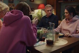 M jak miłość odc. 1719. Artur Rogowski (Robert Moskwa), Marysia (Małgorzata Pieńkowska), Marta (Dominika Ostałowska), Ania (Gabriela Świerczyńska)