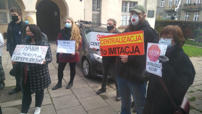        Protest pracowników łódzkich domów kultury przeciwko centralizacji placówek                            