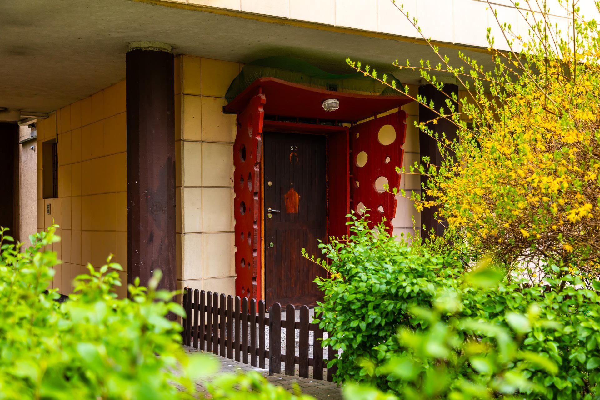 Osiedle WSM Koło II w Warszawie - zdjęcia. Pablo Picasso na ścianie i klatki schodowe typu ser