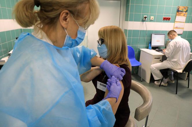 W Toruniu ruszyły szczepienia przeciw COVID-19