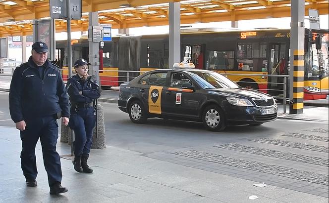 Taksówkarze wyrzuceni spod centralnego. Miejsca parkingowe stoją puste