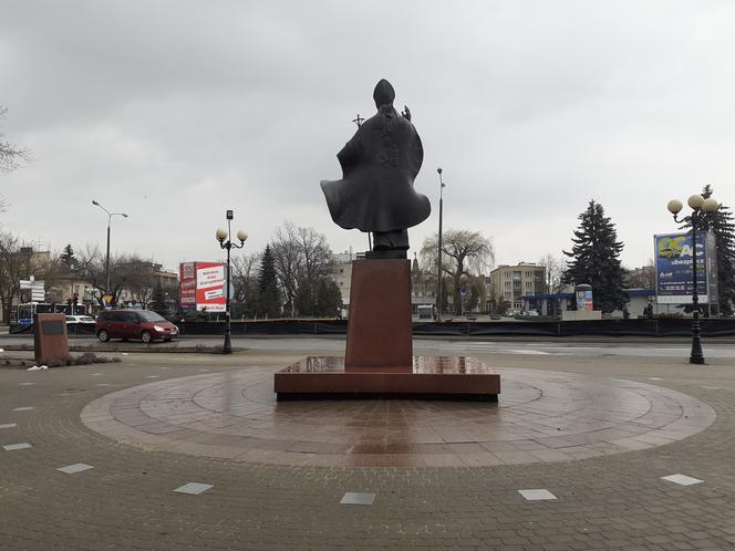 Jak wyglądał Skwer im. Jana Pawła II w Siedlcach i jego okolica w marcu 2021 roku