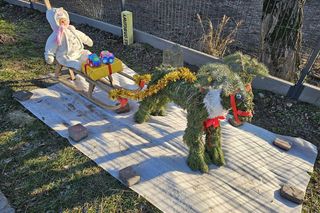 Mieszkańcy sami wykonują świąteczne ozdoby.