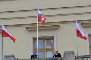 Lublin: Flaga miasta opuszczona do połowy masztu. W południe wybrzmiała „Cisza”