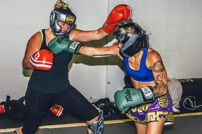 6-KILOGRAMOWY BIUST PRZESZKADZA JEJ WALCZYĆ