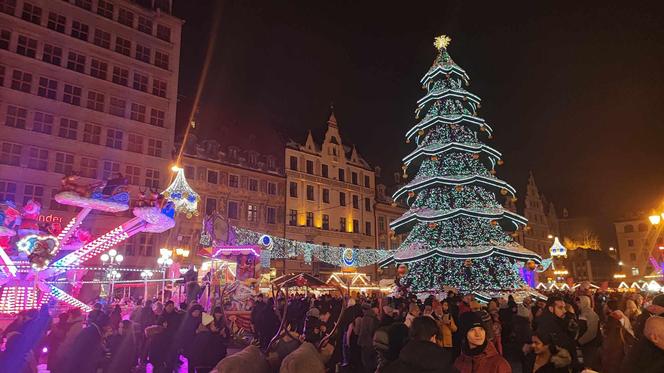 Ale blask! Choinka we Wrocławiu już świeci! Świątecznie rozświetliła cały Rynek [ZDJĘCIA]