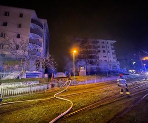 Pożar w parkingu podziemnym. Spłonęło osiem samochodów, 55 osób ewakuowanych 