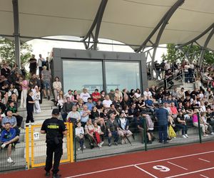 Kibice na otwarciu stadionu w Starachowicach