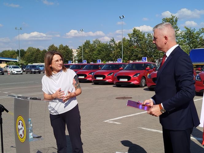 Siedlecki WORD wymienił starą flotę pojazdów egzaminacyjnych na nowe samochody marki Suzuki Swift