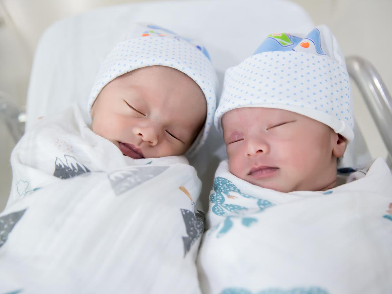 Te bliźnięta naprawdę trudno rozróżnić... Zobacz niesamowite zdjęcia noworodków!