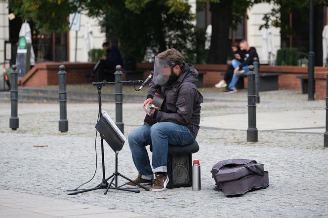Ludzie na ulicach Warszawy