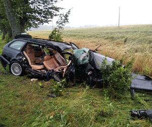 Poważny wypadek na trasie Sobiechy - Ołownik. BMW całkowicie zniszczone! [ZDJĘCIA]