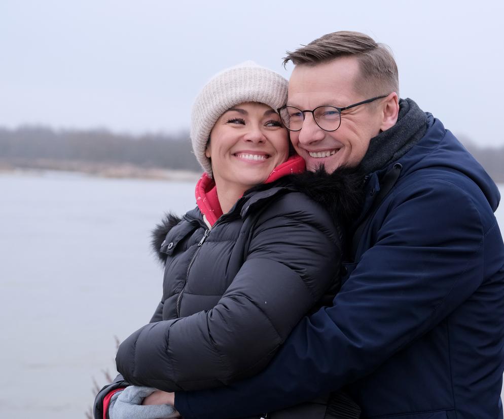 M jak miłość po wakacjach. Ostatni prezent Piotrka dla Kingi w 1736 odcinku. Wzruszające chwile nad rzeką w Grabinie przerwie zawał – ZDJĘCIA