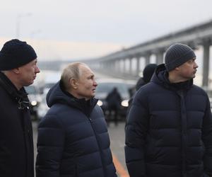 Putin rozbija się mercedesem po zniszczonym Moście Krymskim? On nie ma takich jaj, to sobowtór! [GALERIA]
