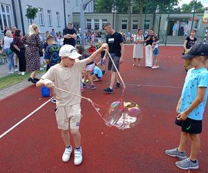 Nowa ławka Gaudiego została uroczyście odsłonięta podczas Pikniku Rodzinnego 2024 w siedleckiej Jedynce