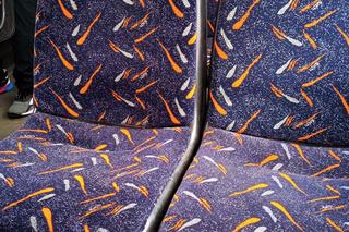 Dlaczego siedzenia w komunikacji miejskiej mają tak brzydką tapicerkę?