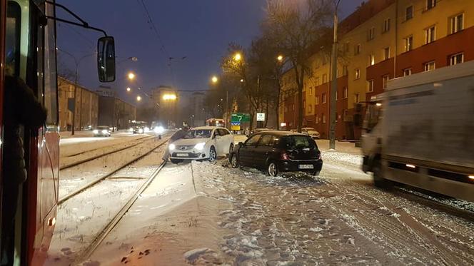 Tragiczne warunki na drogach województwach śląskiego. Doszło już do kilkunastu kolizji, ciężarowki nie są w stanie podjechać pod górę [ZDJĘCIA]